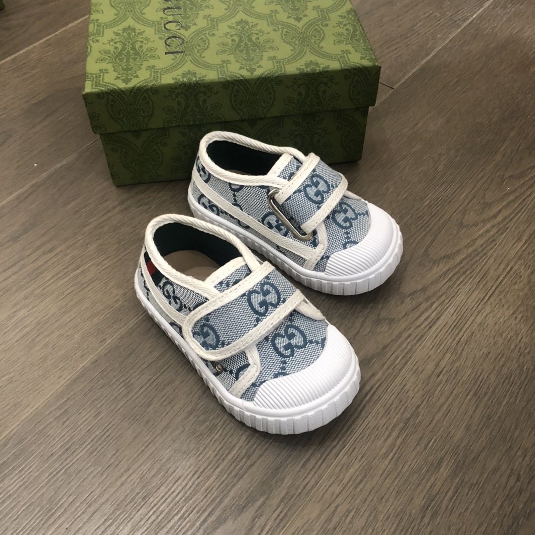 Children's shoes child